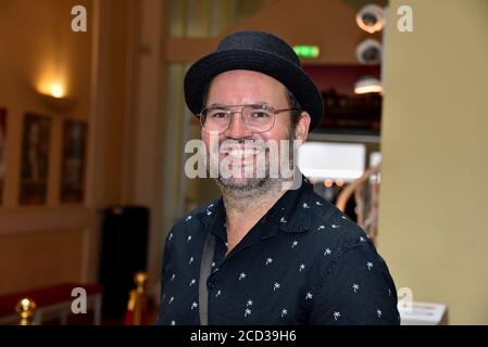 Köln, Deutschland. August 2020. Musiker und Sänger Björn Heuser posiert bei der Präsentation des Herbstprogramms in der Volksbühne am Rudolfplatz in Köln. Quelle: Horst Galuschka/dpa/Alamy Live News Stockfoto