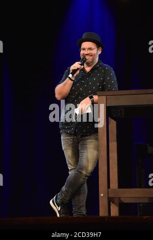 Köln, Deutschland. August 2020. Musiker und Sänger Björn Heuser spricht bei der Präsentation des Herbstprogramms in der Volksbühne am Rudolfplatz in Köln. Quelle: Horst Galuschka/dpa/Alamy Live News Stockfoto