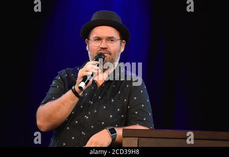 Köln, Deutschland. August 2020. Musiker und Sänger Björn Heuser spricht bei der Präsentation des Herbstprogramms in der Volksbühne am Rudolfplatz in Köln. Quelle: Horst Galuschka/dpa/Alamy Live News Stockfoto