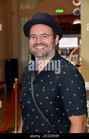 Köln, Deutschland. August 2020. Musiker und Sänger Björn Heuser posiert bei der Präsentation des Herbstprogramms in der Volksbühne am Rudolfplatz in Köln. Quelle: Horst Galuschka/dpa/Alamy Live News Stockfoto