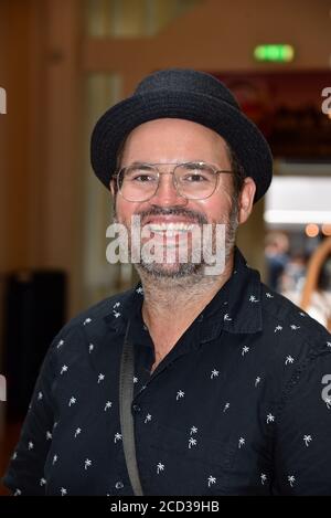 Köln, Deutschland. August 2020. Musiker und Sänger Björn Heuser posiert bei der Präsentation des Herbstprogramms in der Volksbühne am Rudolfplatz in Köln. Quelle: Horst Galuschka/dpa/Alamy Live News Stockfoto