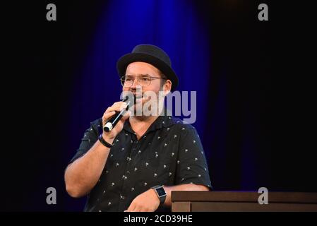 Köln, Deutschland. August 2020. Musiker und Sänger Björn Heuser spricht bei der Präsentation des Herbstprogramms in der Volksbühne am Rudolfplatz in Köln. Quelle: Horst Galuschka/dpa/Alamy Live News Stockfoto