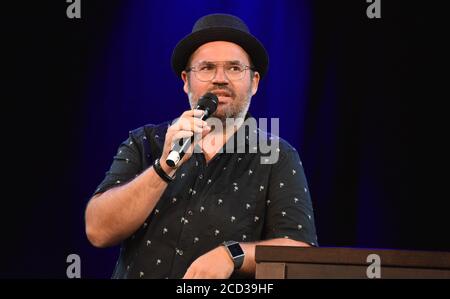 Köln, Deutschland. August 2020. Musiker und Sänger Björn Heuser spricht bei der Präsentation des Herbstprogramms in der Volksbühne am Rudolfplatz in Köln. Quelle: Horst Galuschka/dpa/Alamy Live News Stockfoto