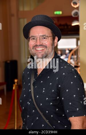 Köln, Deutschland. August 2020. Musiker und Sänger Björn Heuser posiert bei der Präsentation des Herbstprogramms in der Volksbühne am Rudolfplatz in Köln. Quelle: Horst Galuschka/dpa/Alamy Live News Stockfoto