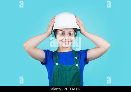 Besuch Baustelle. Kindheit und Bildung Konzept. Baby-Gebäude. Nettes Kind setzen auf Bauhelm. Kindheit Glück Konzept. Kleine glückliche Mädchen Ingenieur. Stockfoto