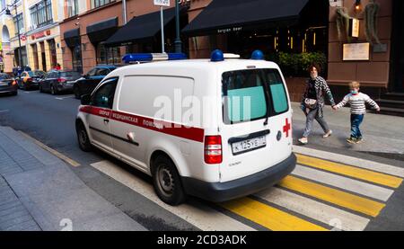 Krankenwagen in der Stadt im Sommer Stockfoto