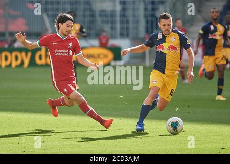 Salzburg, Österreich 25. August 2020: Testspiel - 20/21 - RB Salzburg gegen Liverpool FC v. links in den Duellen Takumi Minamino (Liverpool FC) und Zlatko Junuzovic (FC Red Bull Salzburg), Einsatz weltweit Stockfoto