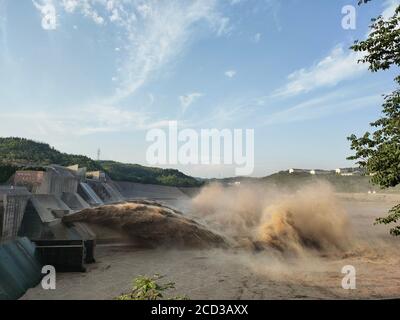 Die Landschaft des Wassers sprudelt aus Xiaolangdi Dam Hochwasser in der Upstream-Bereich zu vermeiden, Jiyuan Sub-Präfektur-Ebene Stadt, Zentralchina Henan Provin Stockfoto