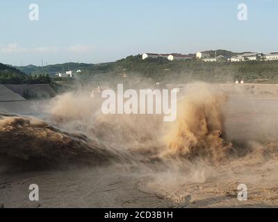 Die Landschaft des Wassers sprudelt aus Xiaolangdi Dam Hochwasser in der Upstream-Bereich zu vermeiden, Jiyuan Sub-Präfektur-Ebene Stadt, Zentralchina Henan Provin Stockfoto