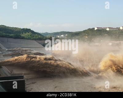 Die Landschaft des Wassers sprudelt aus Xiaolangdi Dam Hochwasser in der Upstream-Bereich zu vermeiden, Jiyuan Sub-Präfektur-Ebene Stadt, Zentralchina Henan Provin Stockfoto