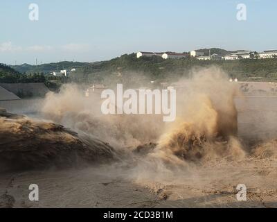 Die Landschaft des Wassers sprudelt aus Xiaolangdi Dam Hochwasser in der Upstream-Bereich zu vermeiden, Jiyuan Sub-Präfektur-Ebene Stadt, Zentralchina Henan Provin Stockfoto