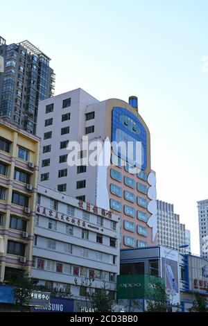 Luftaufnahme des 11-stöckigen 'Handy-Gebäudes' im Stil eines großen Bruders, das war Erbaut in den 1990er Jahren als Einkaufszentrum mit mobilen Telefone und Mob Stockfoto