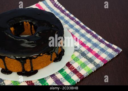 Traditionelles Dessert von Junina Partei in Brasilien.. Schokoladenkarottenkuchen. Stockfoto