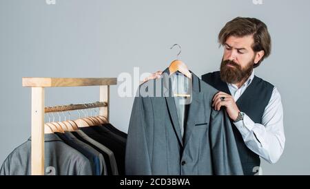 Auf der Suche nach der richtigen Entscheidung. Bärtige Mann Schneiderbekleidung. Formelle und Büro Kleiderschrank. Zuversichtlich Schneider Gestaltung männliche Jacke. Handsome sartor mit Band Maß. Männliche Schönheit und Mode. Stockfoto