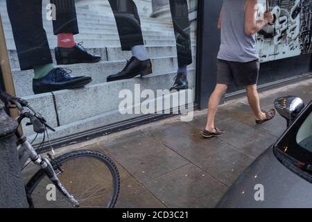 Ein Mann kommt am 24. August 2020 in London, England, an den Schuhen, Socken und Beinen vorbei, an einem Herrenmode-Händler auf der Kings Road in Chelsea. Stockfoto