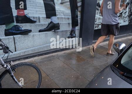 Ein Mann kommt am 24. August 2020 in London, England, an den Schuhen, Socken und Beinen vorbei, an einem Herrenmode-Händler auf der Kings Road in Chelsea. Stockfoto