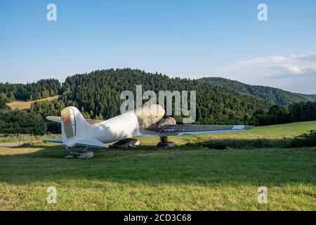 Flugzeug Lisunov Li-2 aus dem Zweiten Weltkrieg auf dem Dukla-Pass. Das Flugzeug, das an die Stelle der Schlacht als Denkmal zurückgelassen wurde, wird gerade renoviert. Slowakei Stockfoto