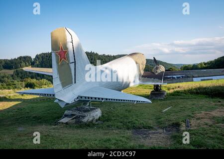 Flugzeug Lisunov Li-2 aus dem Zweiten Weltkrieg auf dem Dukla-Pass. Das Flugzeug, das an die Stelle der Schlacht als Denkmal zurückgelassen wurde, wird gerade renoviert. Slowakei Stockfoto