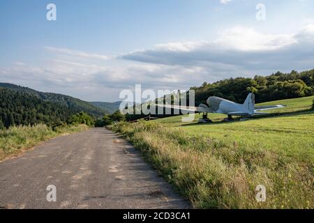 Flugzeug Lisunov Li-2 aus dem Zweiten Weltkrieg auf dem Dukla-Pass. Das Flugzeug, das an die Stelle der Schlacht als Denkmal zurückgelassen wurde, wird gerade renoviert. Slowakei Stockfoto