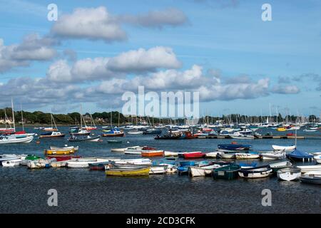 Bunte Boote in Itschenor mit der Mündung voller Boote festgemacht. Stockfoto