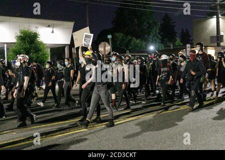 Portland, USA. August 2020. Am 17 81. August 2020 wird im Gebäude der Portland, Oregon Police Association, zum 81. Mal in Folge demonstriert, um gegen Polizeibrutalität und Rassenungleichheit zu protestieren. Es wurden keine Verhaftungen vorgenommen. (Foto: John Rudoff/Sipa USA) Quelle: SIPA USA/Alamy Live News Stockfoto