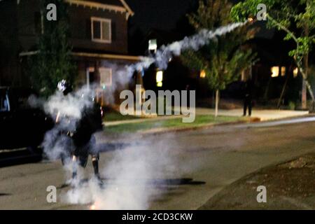 Portland, Usa. August 2020. Ein Protestler gibt eine Rauchgranate zurück, als die Polizei von Portland die Szene verlässt. Am 17 81. August 2020 wird im Gebäude der Portland, Oregon Police Association, zum 81. Mal in Folge demonstriert, um gegen Polizeibrutalität und Rassenungleichheit zu protestieren. Es wurden keine Verhaftungen vorgenommen. (Foto: John Rudoff/Sipa USA) Quelle: SIPA USA/Alamy Live News Stockfoto