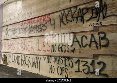 Portland, Usa. August 2020. Das Portland Police Association Building hat schwere Graffiti. Am 17 81. August 2020 wird im Gebäude der Portland, Oregon Police Association, zum 81. Mal in Folge demonstriert, um gegen Polizeibrutalität und Rassenungleichheit zu protestieren. Es wurden keine Verhaftungen vorgenommen. (Foto: John Rudoff/Sipa USA) Quelle: SIPA USA/Alamy Live News Stockfoto