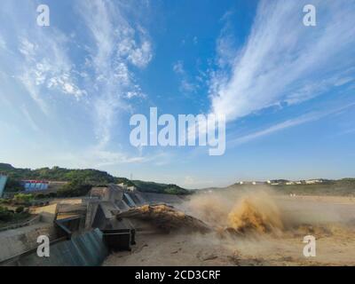 Die Landschaft des Wassers sprudelt aus Xiaolangdi Dam Hochwasser in der Upstream-Bereich zu vermeiden, Jiyuan Sub-Präfektur-Ebene Stadt, Zentralchina Henan Provin Stockfoto