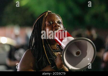 Portland, Usa. August 2020. Letha Winston, Mutter von Patrick Kimmons, spricht zu der Menge. Kimmons wurde 2018 von der Polizei getötet. Am 17 81. August 2020 wird im Gebäude der Portland, Oregon Police Association, zum 81. Mal in Folge demonstriert, um gegen Polizeibrutalität und Rassenungleichheit zu protestieren. Es wurden keine Verhaftungen vorgenommen. (Foto: John Rudoff/Sipa USA) Quelle: SIPA USA/Alamy Live News Stockfoto