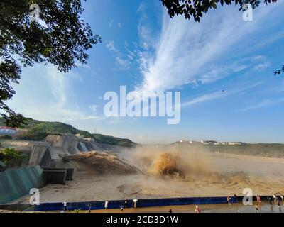 Die Landschaft des Wassers sprudelt aus Xiaolangdi Dam Hochwasser in der Upstream-Bereich zu vermeiden, Jiyuan Sub-Präfektur-Ebene Stadt, Zentralchina Henan Provin Stockfoto