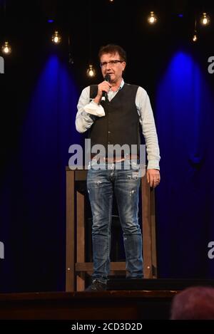 Köln, Deutschland. August 2020. Der Kabarettist Christoph Brüske spricht bei der Präsentation des Herbstprogramms in der Volksbühne am Rudolfplatz in Köln. Quelle: Horst Galuschka/dpa/Alamy Live News Stockfoto