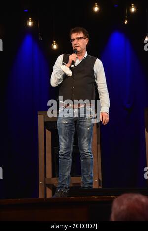 Köln, Deutschland. August 2020. Der Kabarettist Christoph Brüske spricht bei der Präsentation des Herbstprogramms in der Volksbühne am Rudolfplatz in Köln. Quelle: Horst Galuschka/dpa/Alamy Live News Stockfoto