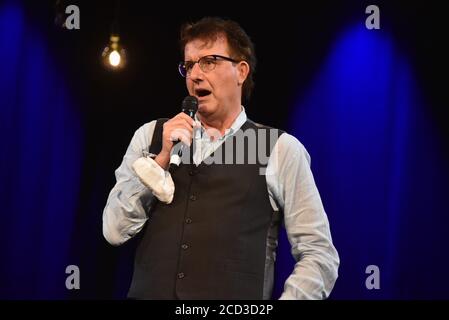 Köln, Deutschland. August 2020. Der Kabarettist Christoph Brüske spricht bei der Präsentation des Herbstprogramms in der Volksbühne am Rudolfplatz in Köln. Quelle: Horst Galuschka/dpa/Alamy Live News Stockfoto
