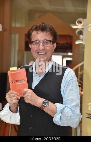 Köln, Deutschland. August 2020. Der Kabarettist Christoph Brüske posiert bei der Präsentation des Herbstprogramms in der Volksbühne am Rudolfplatz in Köln. Quelle: Horst Galuschka/dpa/Alamy Live News Stockfoto