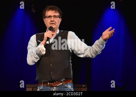 Köln, Deutschland. August 2020. Der Kabarettist Christoph Brüske spricht bei der Präsentation des Herbstprogramms in der Volksbühne am Rudolfplatz in Köln. Quelle: Horst Galuschka/dpa/Alamy Live News Stockfoto