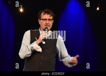 Köln, Deutschland. August 2020. Der Kabarettist Christoph Brüske spricht bei der Präsentation des Herbstprogramms in der Volksbühne am Rudolfplatz in Köln. Quelle: Horst Galuschka/dpa/Alamy Live News Stockfoto