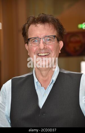Köln, Deutschland. August 2020. Der Kabarettist Christoph Brüske posiert bei der Präsentation des Herbstprogramms in der Volksbühne am Rudolfplatz in Köln. Quelle: Horst Galuschka/dpa/Alamy Live News Stockfoto