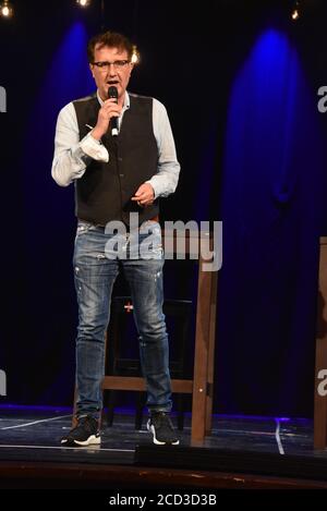 Köln, Deutschland. August 2020. Der Kabarettist Christoph Brüske spricht bei der Präsentation des Herbstprogramms in der Volksbühne am Rudolfplatz in Köln. Quelle: Horst Galuschka/dpa/Alamy Live News Stockfoto