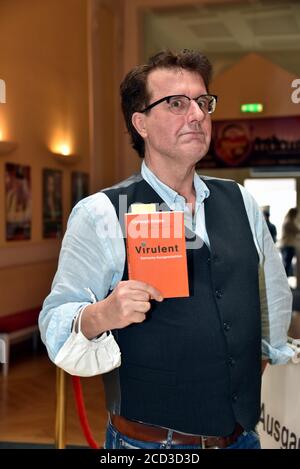 Köln, Deutschland. August 2020. Der Kabarettist Christoph Brüske posiert bei der Präsentation des Herbstprogramms in der Volksbühne am Rudolfplatz in Köln. Quelle: Horst Galuschka/dpa/Alamy Live News Stockfoto