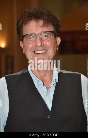 Köln, Deutschland. August 2020. Der Kabarettist Christoph Brüske posiert bei der Präsentation des Herbstprogramms in der Volksbühne am Rudolfplatz in Köln. Quelle: Horst Galuschka/dpa/Alamy Live News Stockfoto