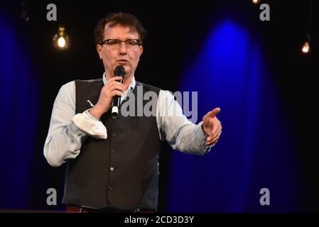 Köln, Deutschland. August 2020. Der Kabarettist Christoph Brüske spricht bei der Präsentation des Herbstprogramms in der Volksbühne am Rudolfplatz in Köln. Quelle: Horst Galuschka/dpa/Alamy Live News Stockfoto