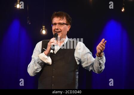 Köln, Deutschland. August 2020. Der Kabarettist Christoph Brüske spricht bei der Präsentation des Herbstprogramms in der Volksbühne am Rudolfplatz in Köln. Quelle: Horst Galuschka/dpa/Alamy Live News Stockfoto