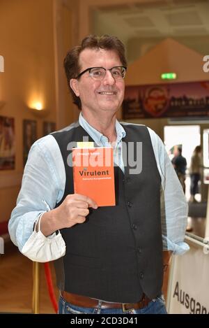 Köln, Deutschland. August 2020. Der Kabarettist Christoph Brüske posiert bei der Präsentation des Herbstprogramms in der Volksbühne am Rudolfplatz in Köln. Quelle: Horst Galuschka/dpa/Alamy Live News Stockfoto