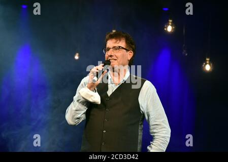 Köln, Deutschland. August 2020. Der Kabarettist Christoph Brüske spricht bei der Präsentation des Herbstprogramms in der Volksbühne am Rudolfplatz in Köln. Quelle: Horst Galuschka/dpa/Alamy Live News Stockfoto