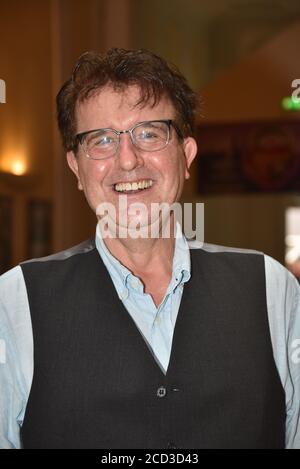Köln, Deutschland. August 2020. Der Kabarettist Christoph Brüske posiert bei der Präsentation des Herbstprogramms in der Volksbühne am Rudolfplatz in Köln. Quelle: Horst Galuschka/dpa/Alamy Live News Stockfoto