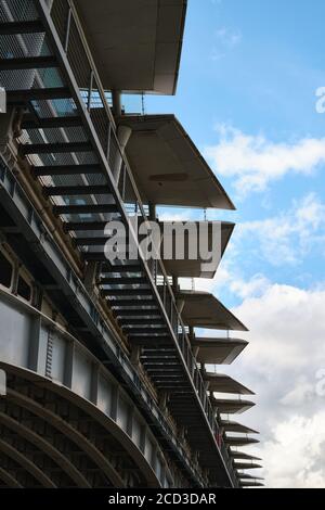 Nahaufnahme der Blackfriars Bridge in London, Großbritannien gegen blauen Himmel. Stockfoto