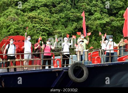 Die Menschen schwenken chinesische Flaggen, um das 23. Jahr der Rückkehr Hongkongs nach China in Hongkong, China, am 1. Juli 2020 zu feiern. Stockfoto