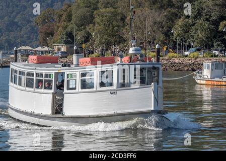 Die Dangar Island Fähre namens Sun verkehrt täglich zwischen der Insel, der Gemeinde im nahe gelegenen Little Wobby und Brooklyn 55 km nördlich von Sydney, Australien Stockfoto