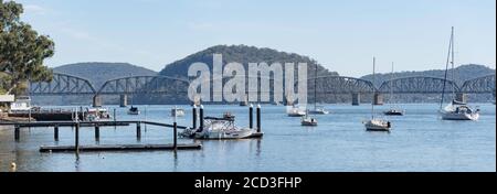 Die Hawkesbury River Rail Bridge ist von Dangar Island aus gesehen eine Stahlbrücke mit acht Traversen, die 1946 fertiggestellt wurde und die längste Eisenbahnbrücke von NSW ist Stockfoto