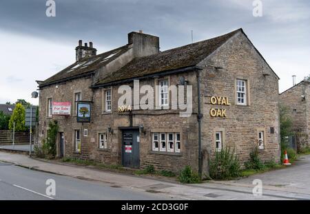 The Royal Oak, eine ländliche Kneipe, die geschlossen wurde und zum Verkauf steht, Hornby, Lancashire, Großbritannien. Stockfoto